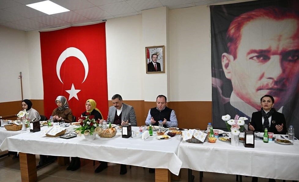 Öğrencilerle iftarda buluştular
