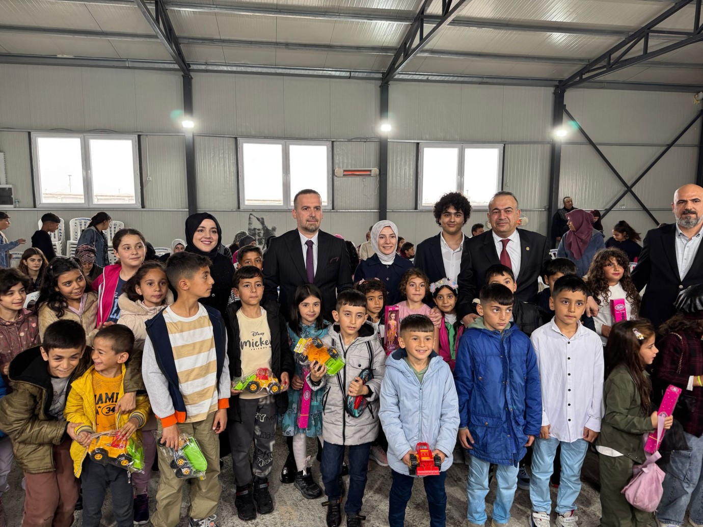 “MAGİNDER’den Bir Tebessüm Her Şeye Bedel: Konteyner Kentte Mutluluk ve Umut Buluşması!”