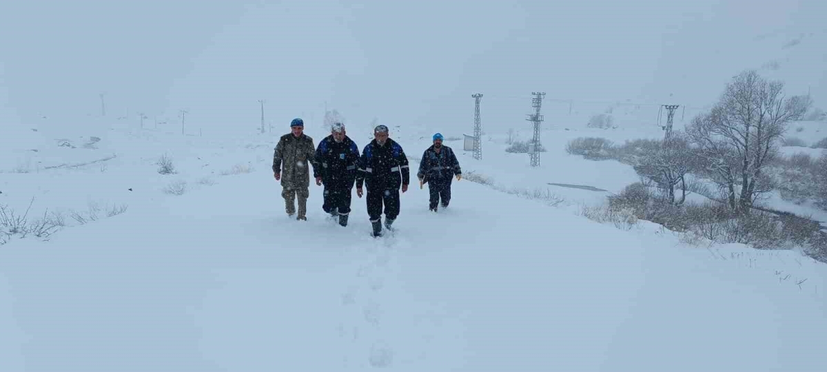 Hakkari’de su kesintisi ekiplerin zorlu mücadelesiyle giderildi
