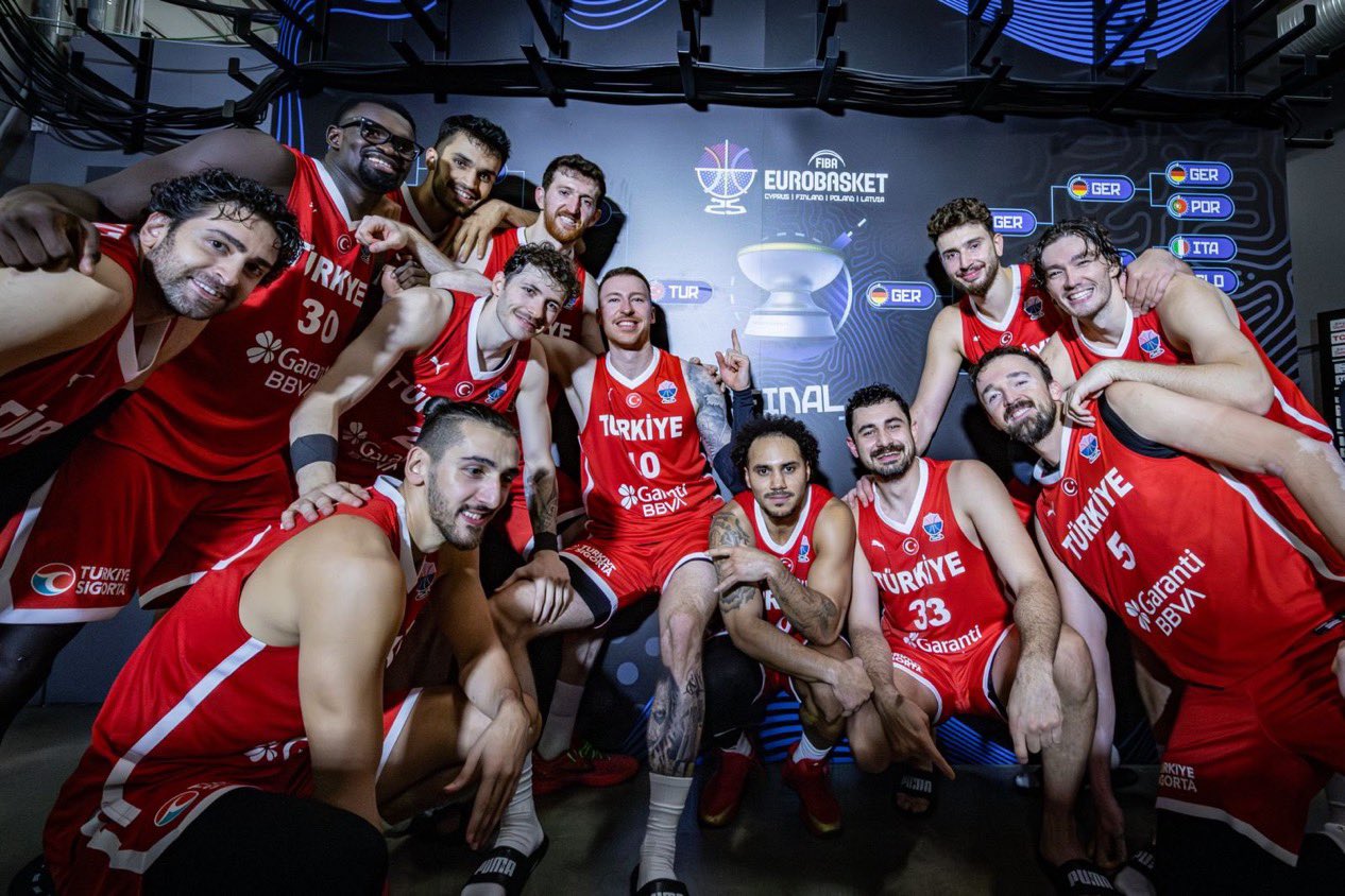A Milli Basketbol Takımı Avrupa Şampiyonası’nda Gümüş Madalya Kazandı