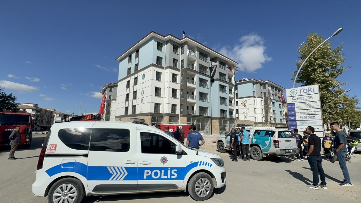 Parasını Alamayan İşçi Çatıya Çıktı