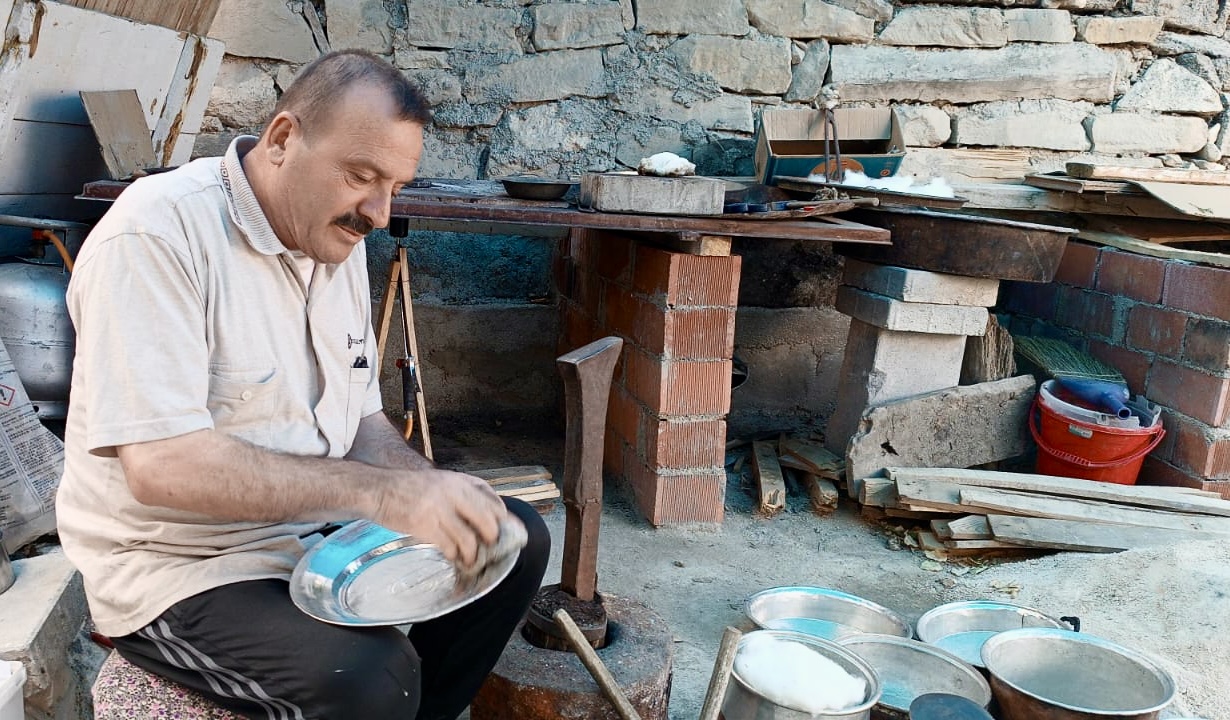 Darende’nin Son Kalaycısı Mesleğini Evinde Sürdürüyor