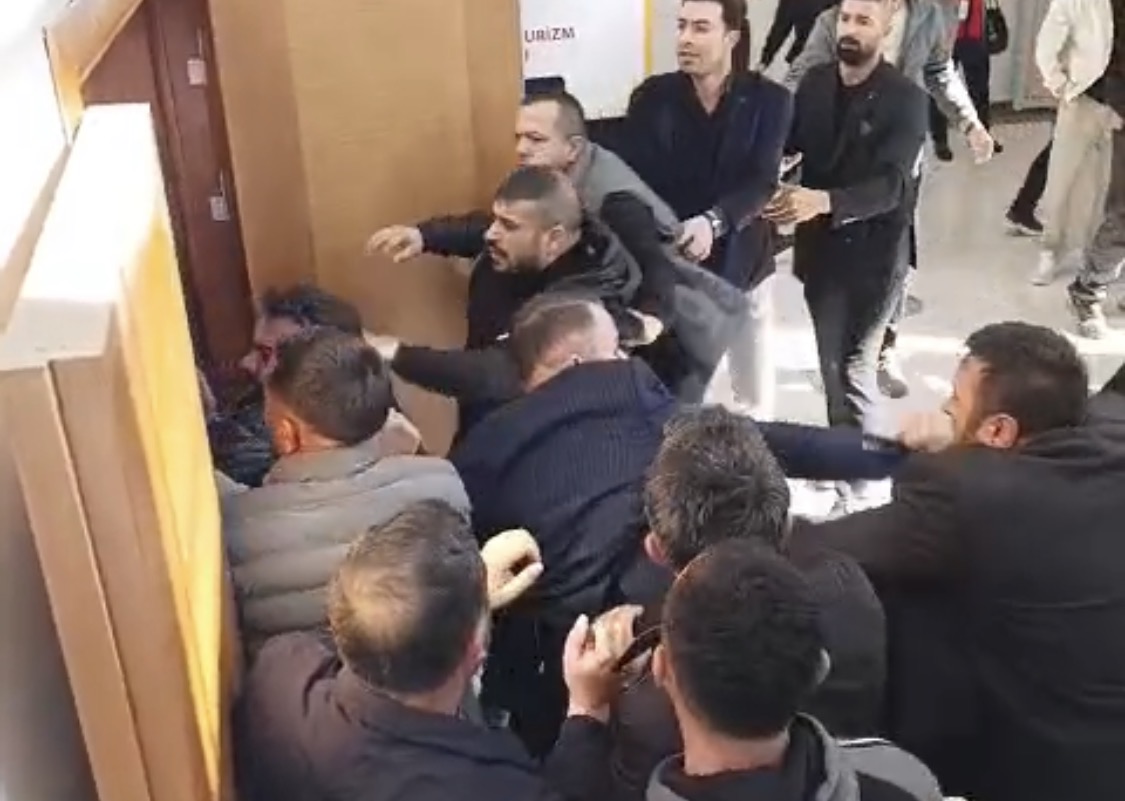 CHP Malatya İl Kongresinde Kavga: Yumruklar Havada Uçuştu