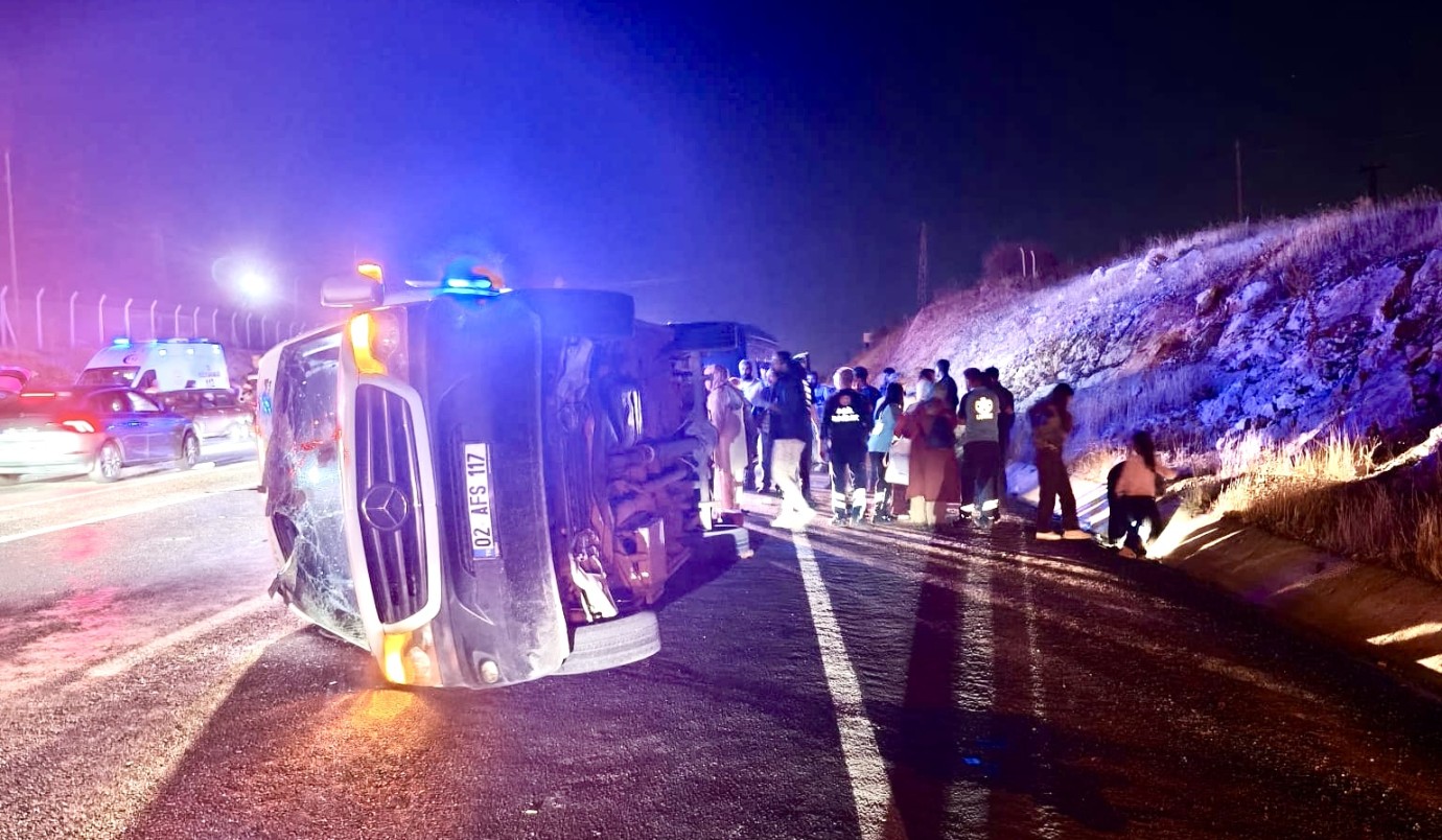 Öğrenci Gezi Minibüsü Devrildi: 1’i Ağır 14 Yaralı