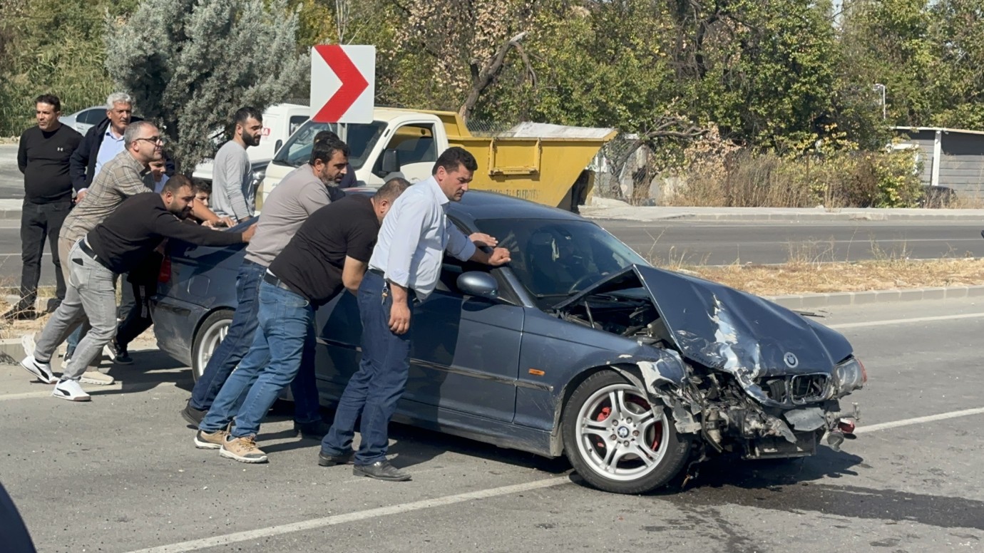 Battalgazi’de Üç Araçlı Trafik Kazası: Biri Ağır Üç Yaralı