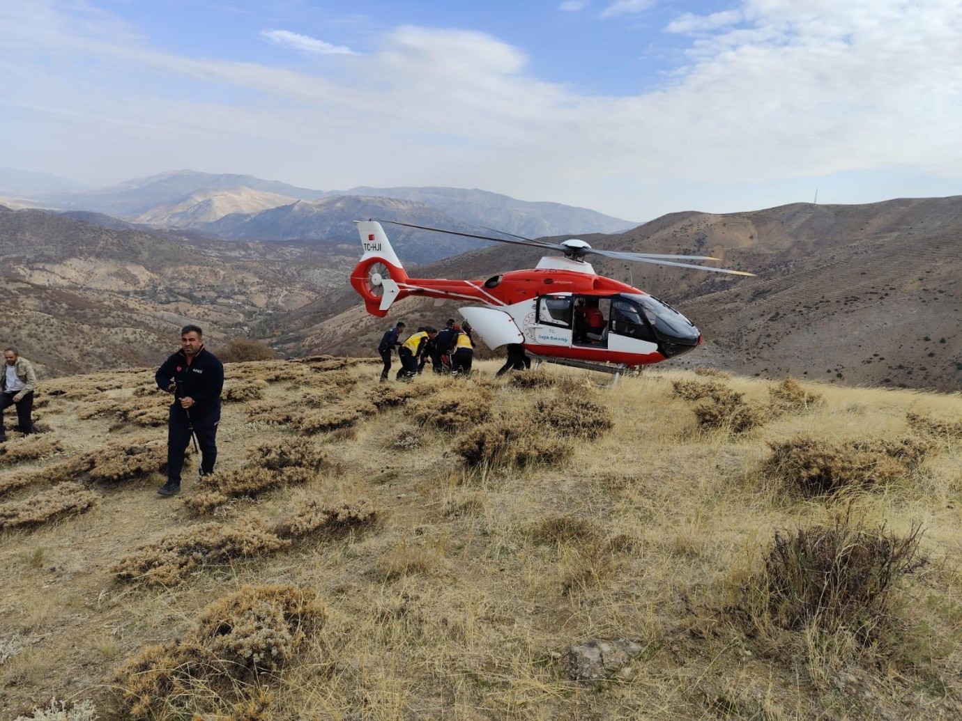 Ağaç Keserken Yaralandı, Hava Ambulansı İle Kurtarıldı