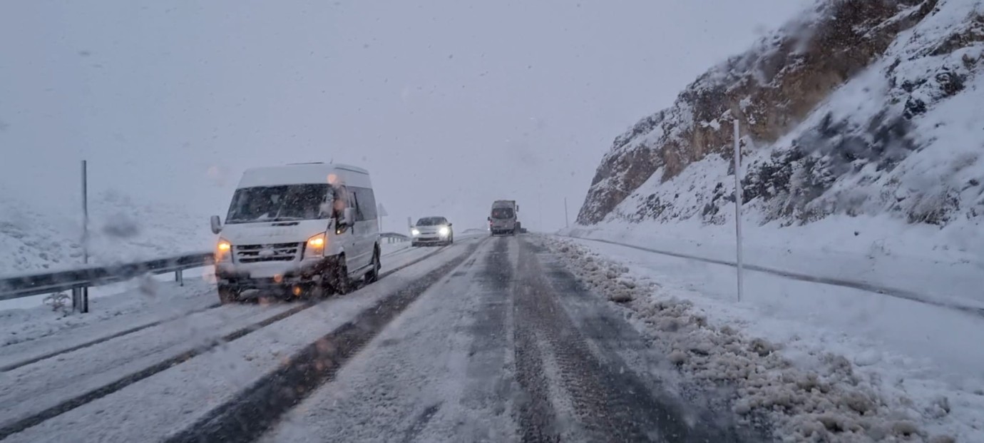 Malatya-Pütürge Yolunda Kar Yağışı sürücülere zor anlar yaşatıyor