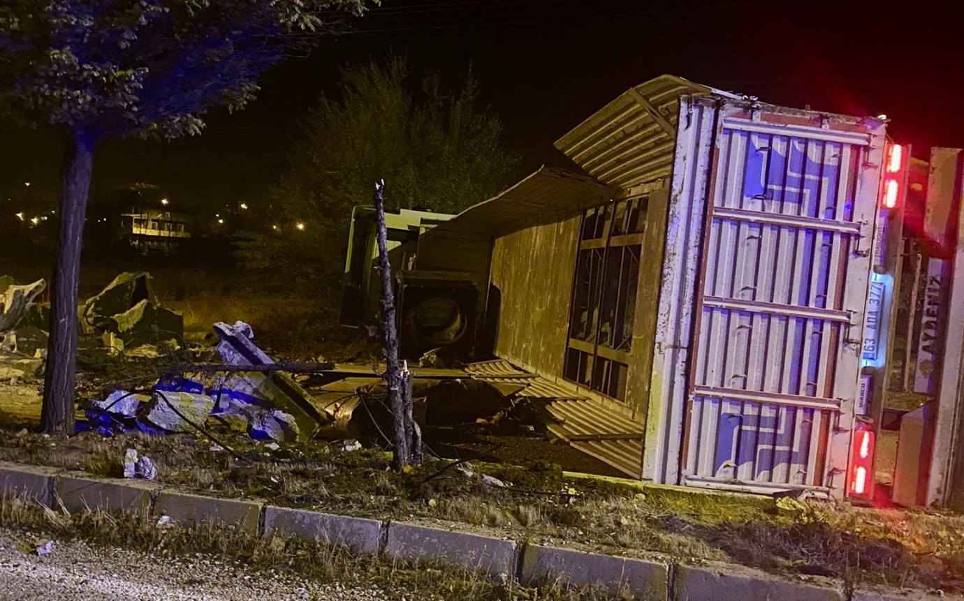 Doğanşehir’de Tır Devrildi: Trafik Bir Süre Tamamen Durdu