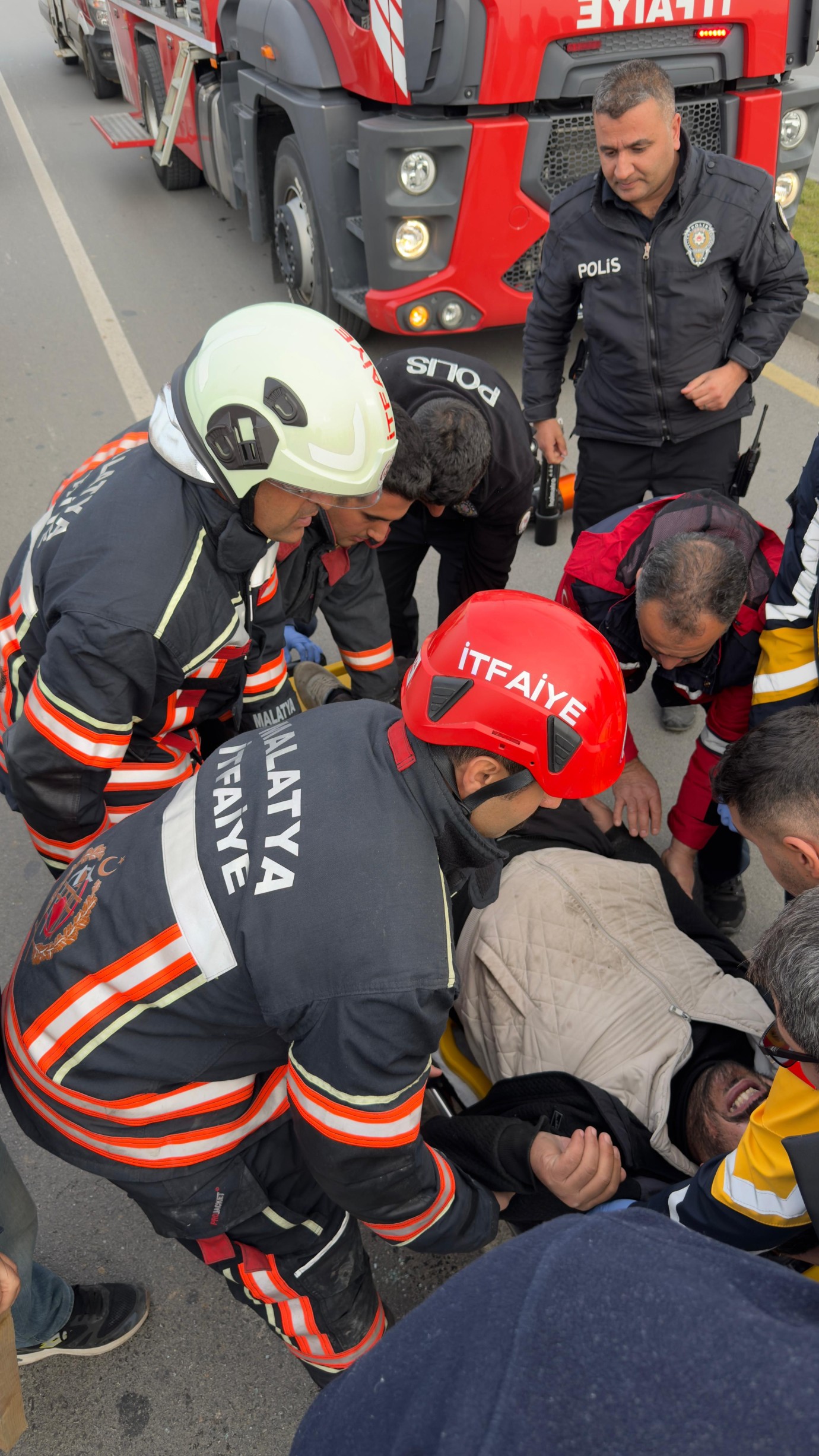Malatya Yeşilyurt’ta Kamyonet ile Kamyon Çarpıştı: Sürücü Araçta Sıkıştı