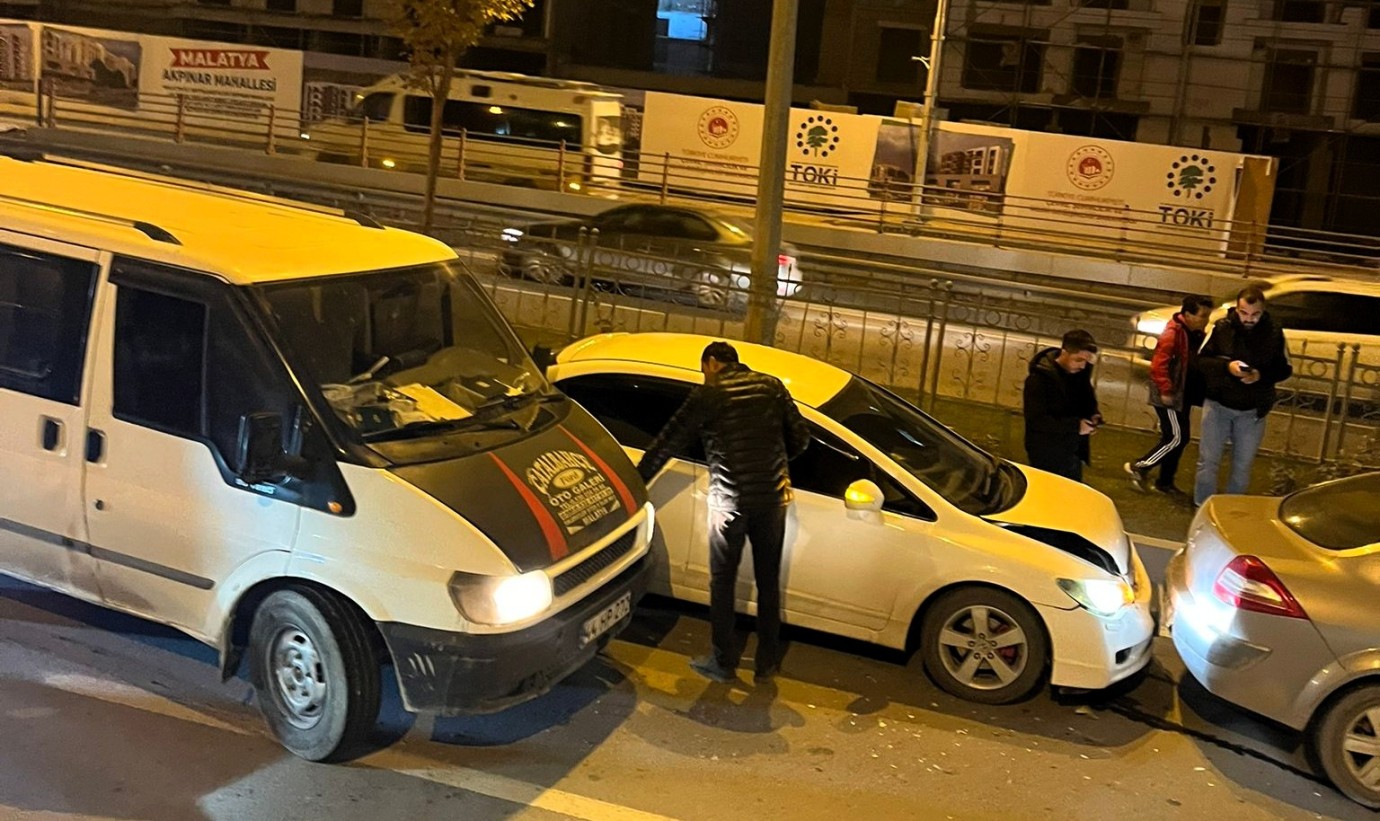 Alt Geçit Girişinde Zincirleme Kazalarda Trafiği Aksattı