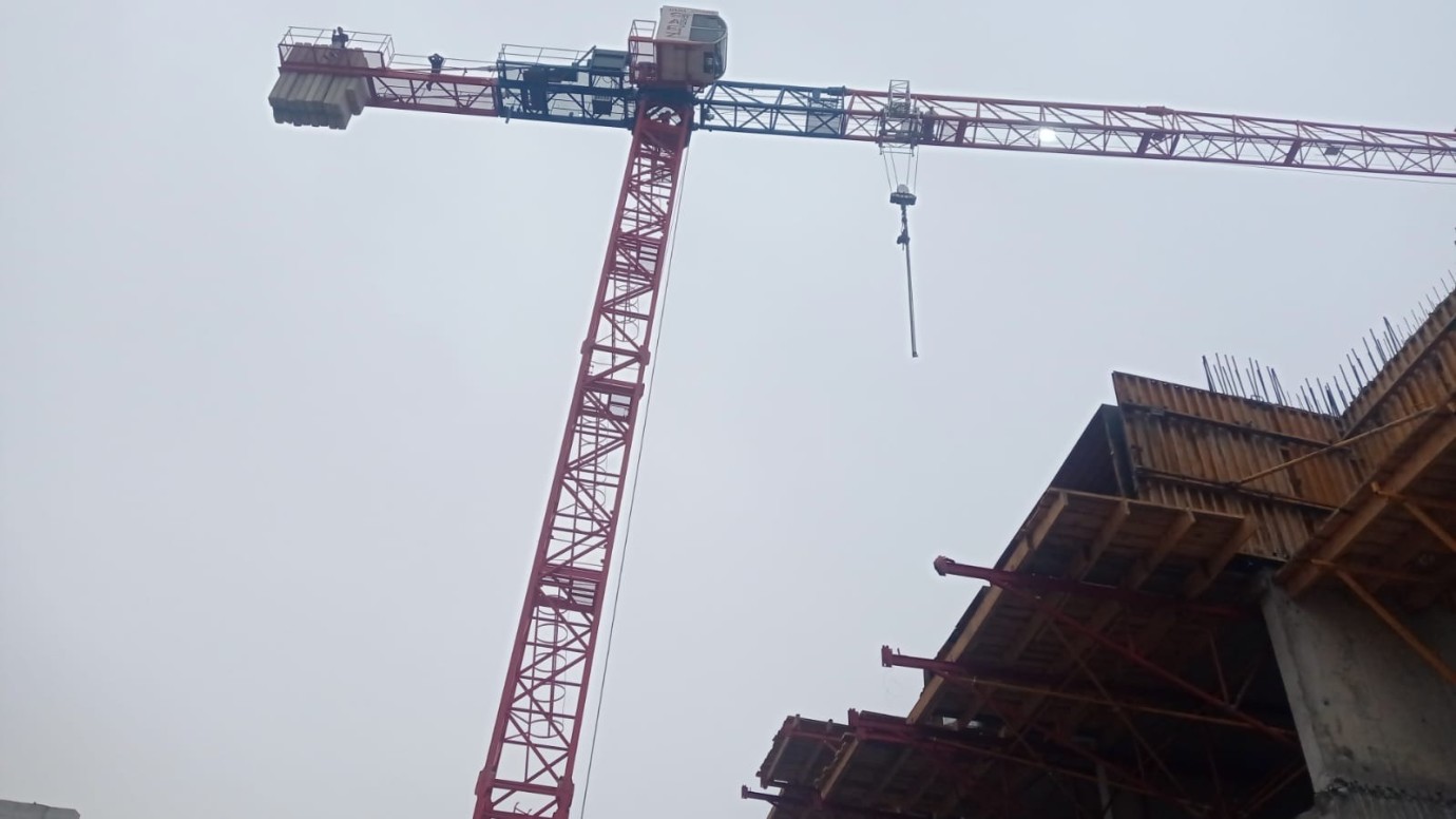 Malatya’da 3 Aylık Maaşlarını Alamayan İşçiler Kule Vince Çıkarak Eylem Yaptı