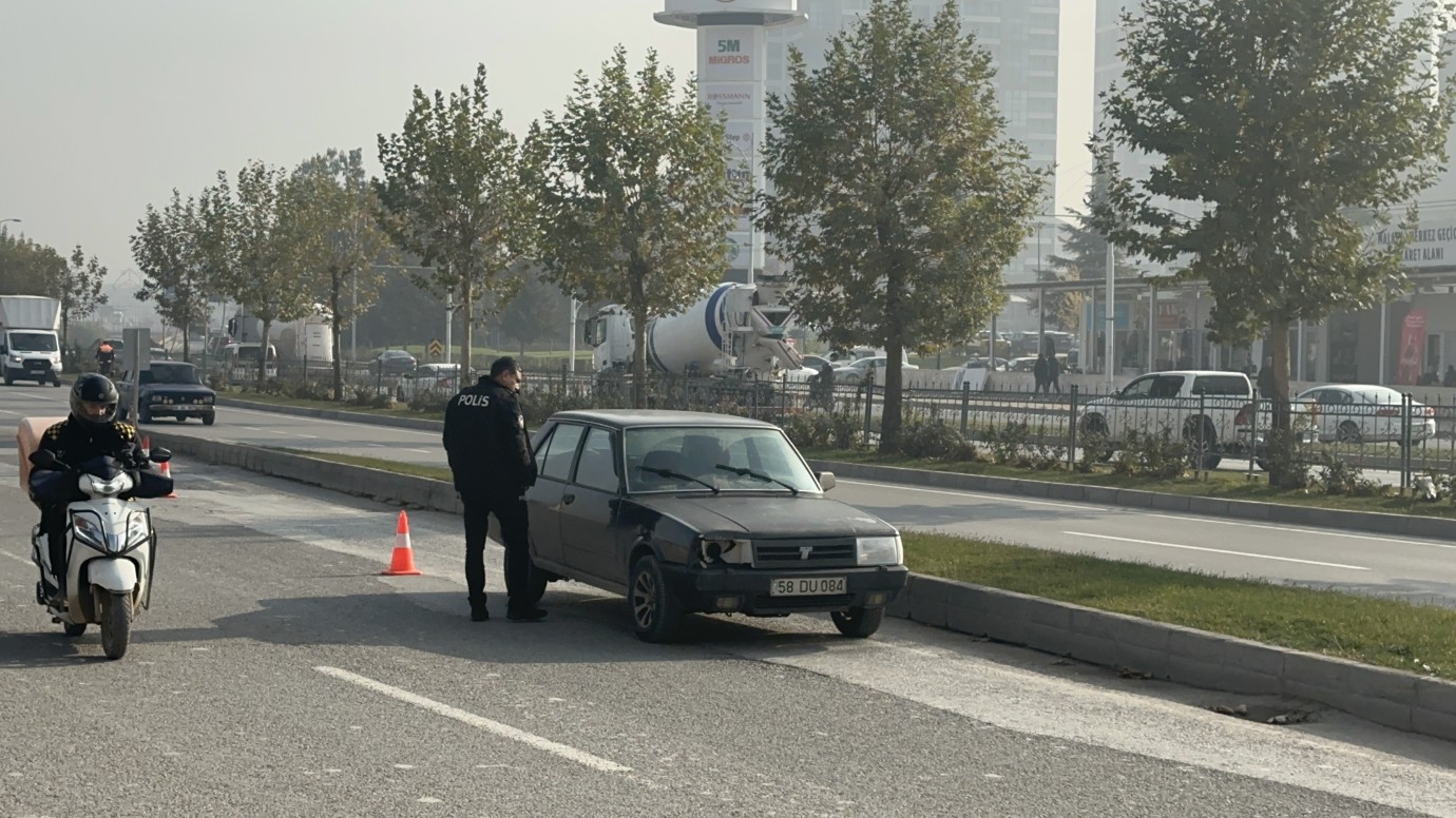 Çalıntı Araçla Malatya’ya Kaçtılar, Site Arasında Kıskıvrak Yakalandılar