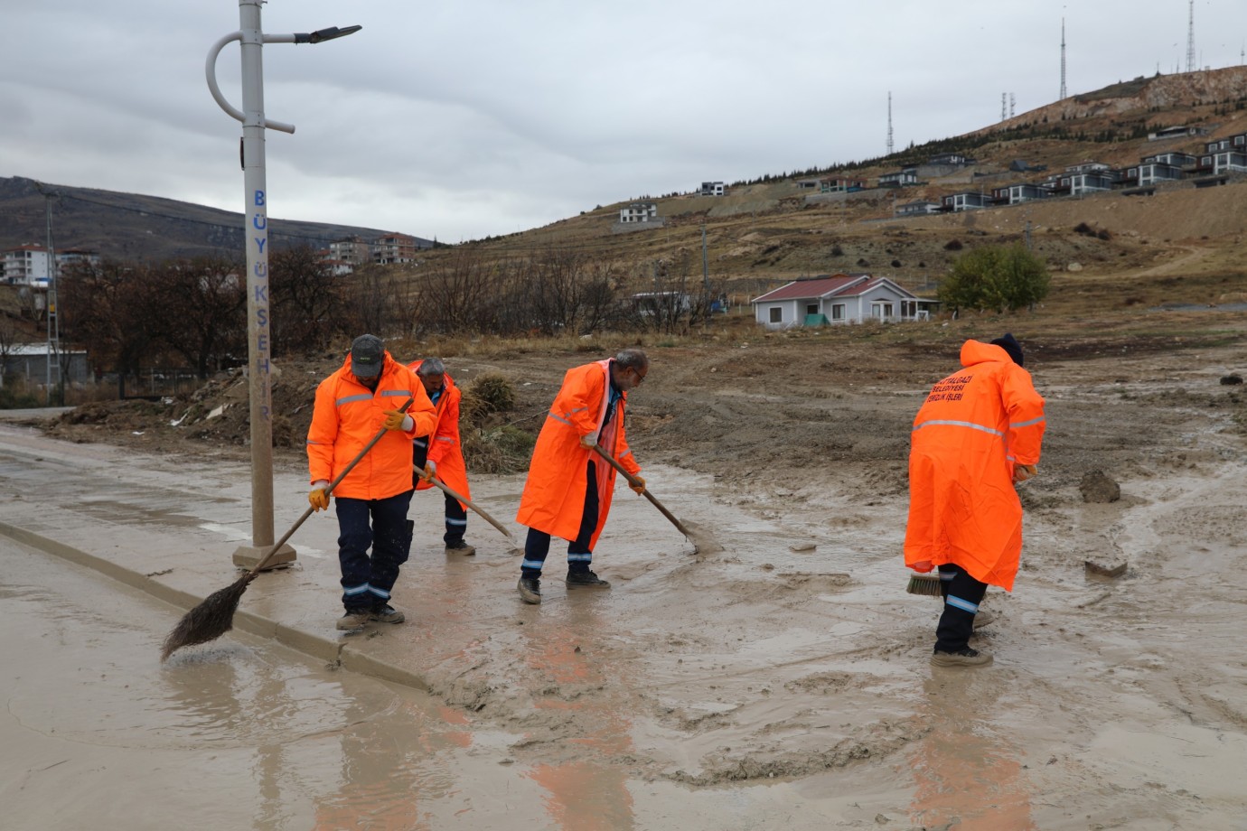 BATTALGAZİ BELEDİYESİ’NDEN PINARBAŞI GÖLETİ ÇEVRESİNDE DETAYLI TEMİZLİK