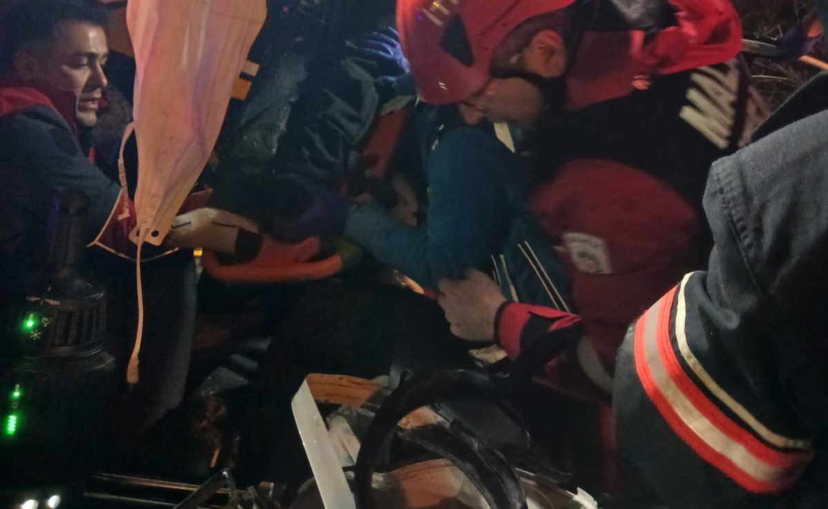 Kontrolden Çıkan Otomobil Direğe Çarptı: 1’i Ağır 2 Yaralı