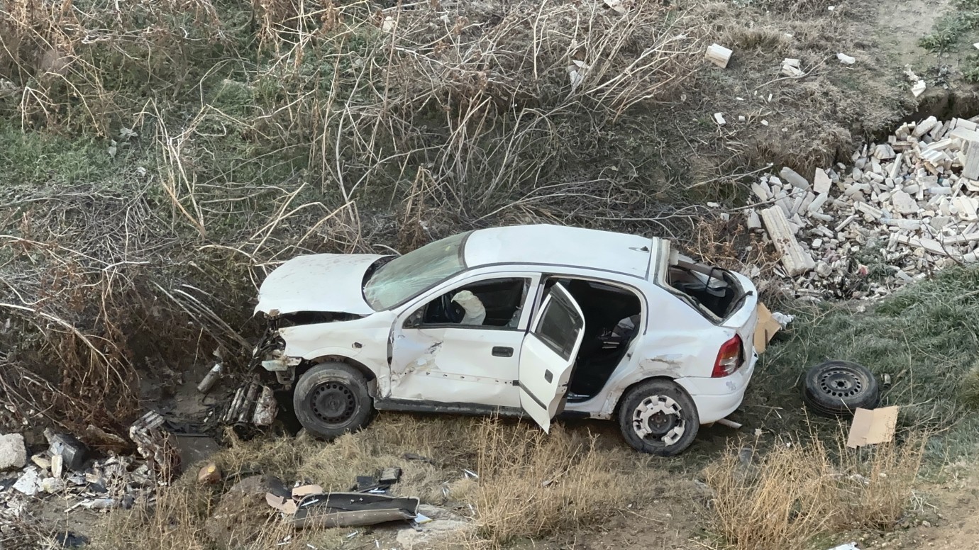 Buzlanma Nedeniyle Köprüden Şarampole Uçan Otomobilde 1 Kişi Hayatını Kaybetti