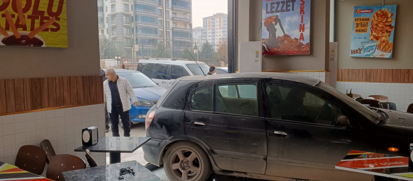 Otomobili ile Dönerci Salonuna Daldı, O Anlar Kameralara Yansıdı