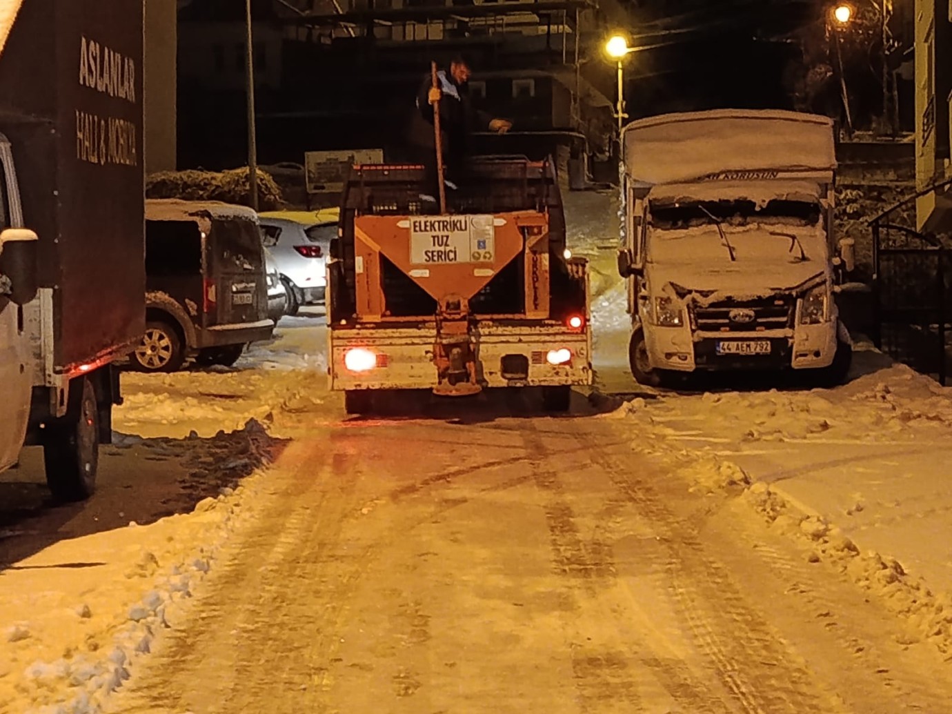 Battalgazi’de Karla Mücadele Çalışmaları Gece Boyu Sürdü