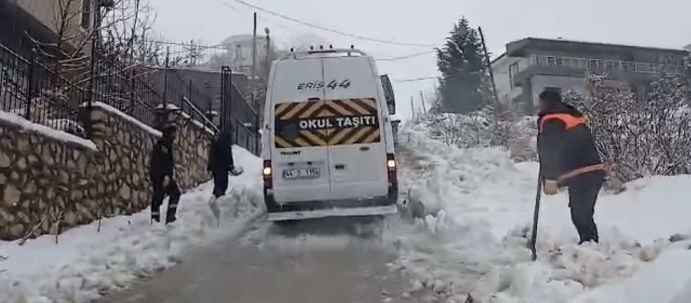 Servisler Yollarda Kaldı, Öğrenciler Yaya Kaldı