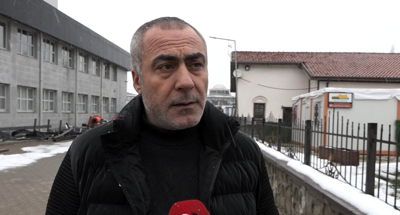 Depremde Ailesini Kaybeden Babanın Serzenişi: “Mezarımıza Taşınmışız”
