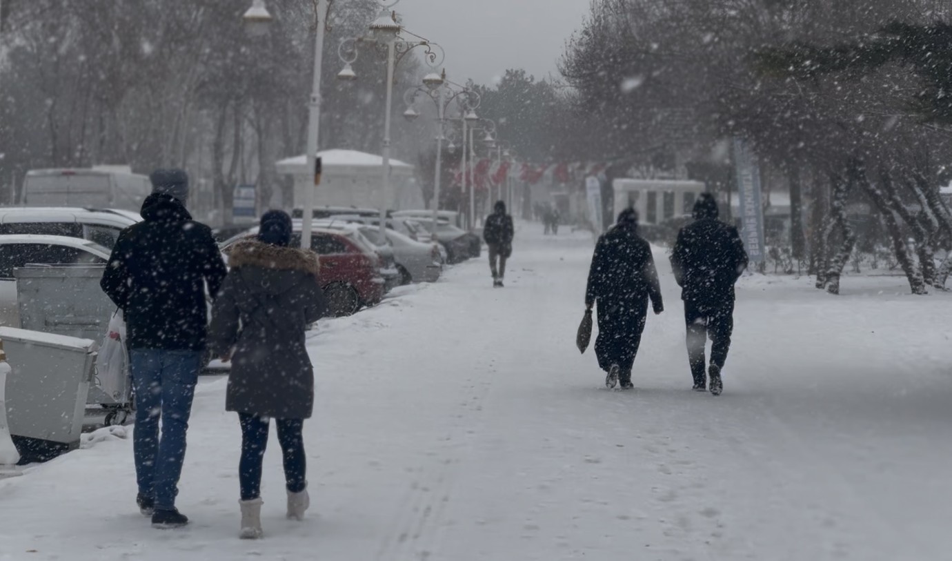 Malatya’da Kar Yağışı Etkisini Artırdı, Ulaşımda Aksamalar Yaşanıyor