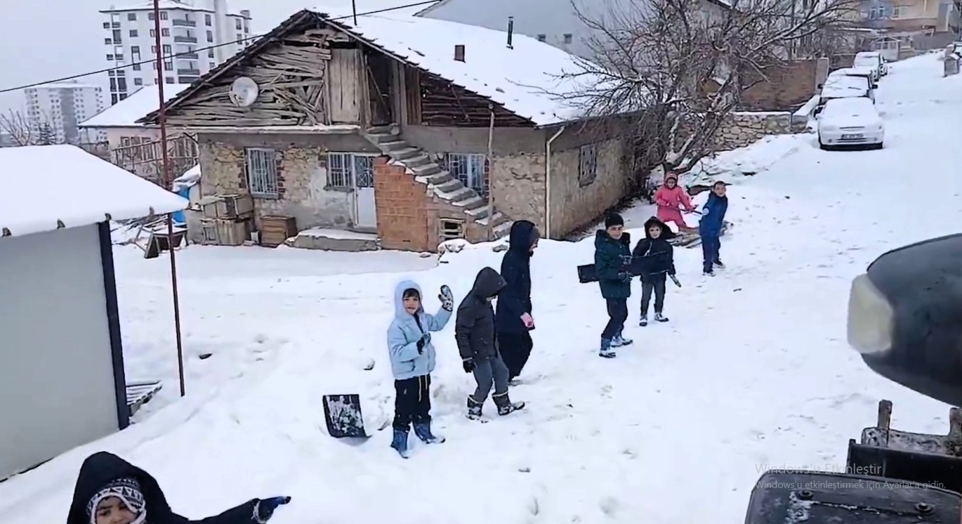 Tecde’de Kar Temizliğine Çocuk Molası