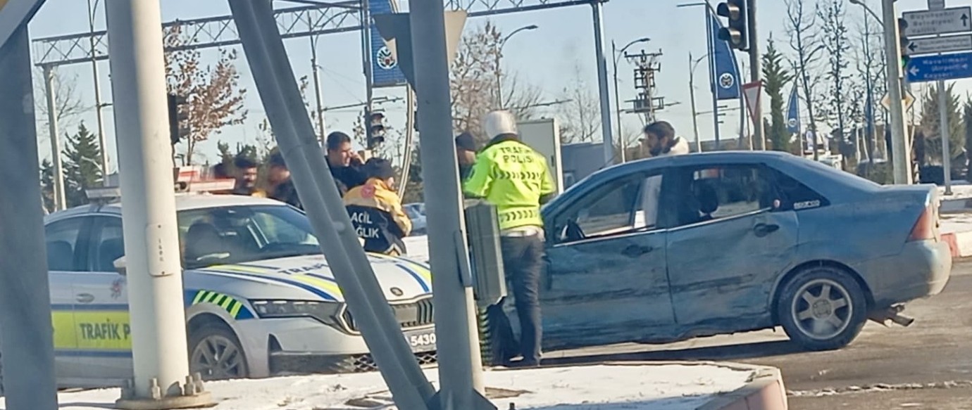 Hava Lojmanları Kavşağı’nda Trafik Kazası 2 Yaralı