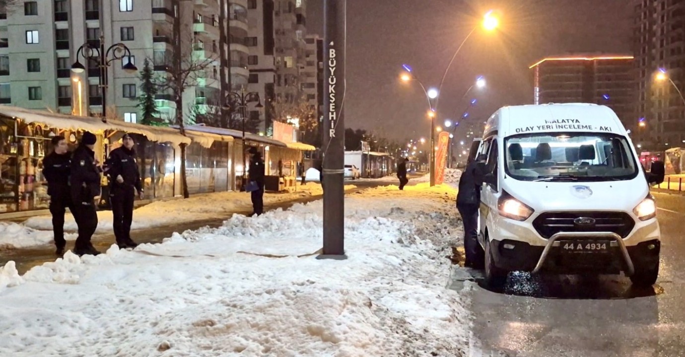 Yeşilyurt’ta Bıçaklama Olayında 3 Kişi Yaralandı