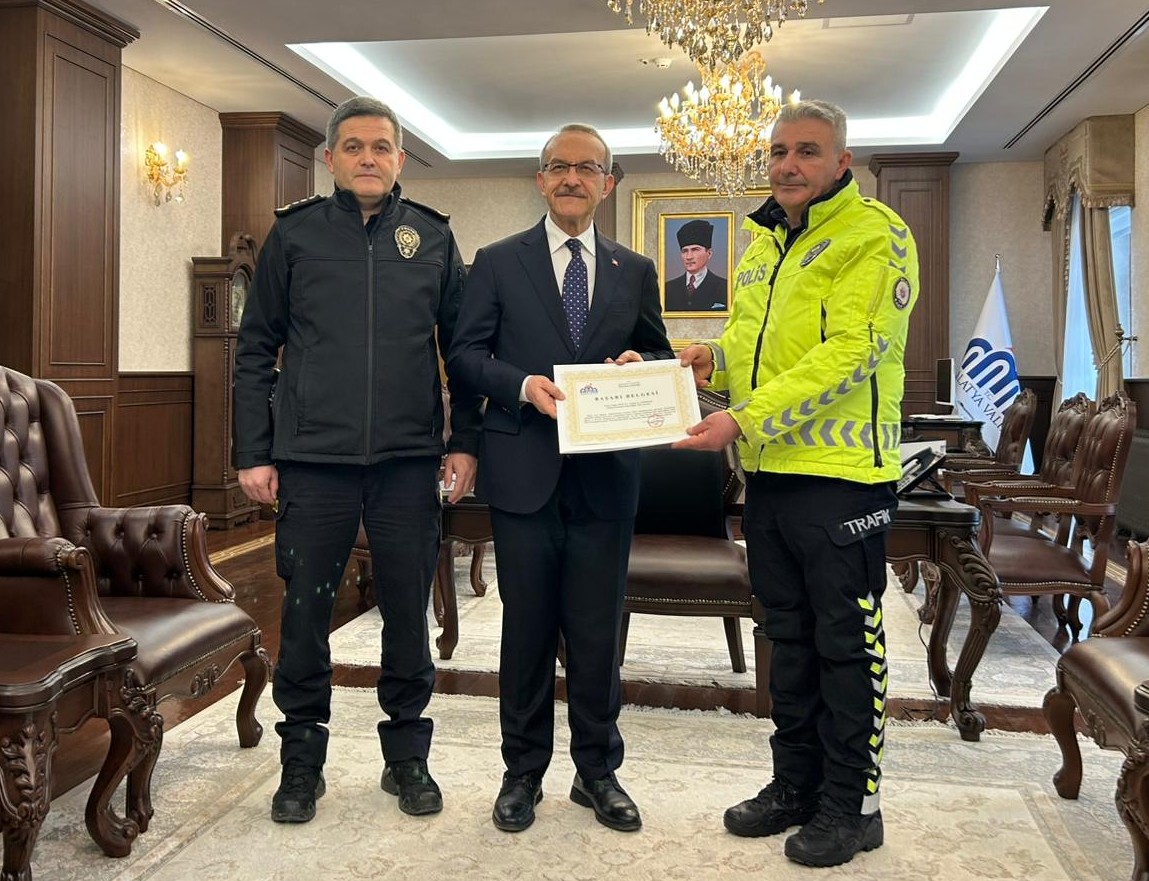 Tribünde Vicdan Kazandı: Üşüyen Çocuğa Çorabını Veren Polise Başarı Belgesi
