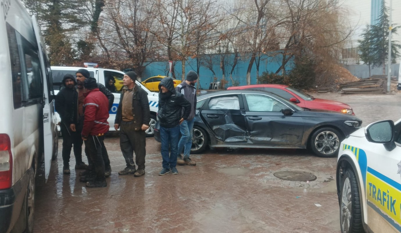 İşçi Servisi İle Otomobil Çarpıştı 2 Kişi Yaralandı