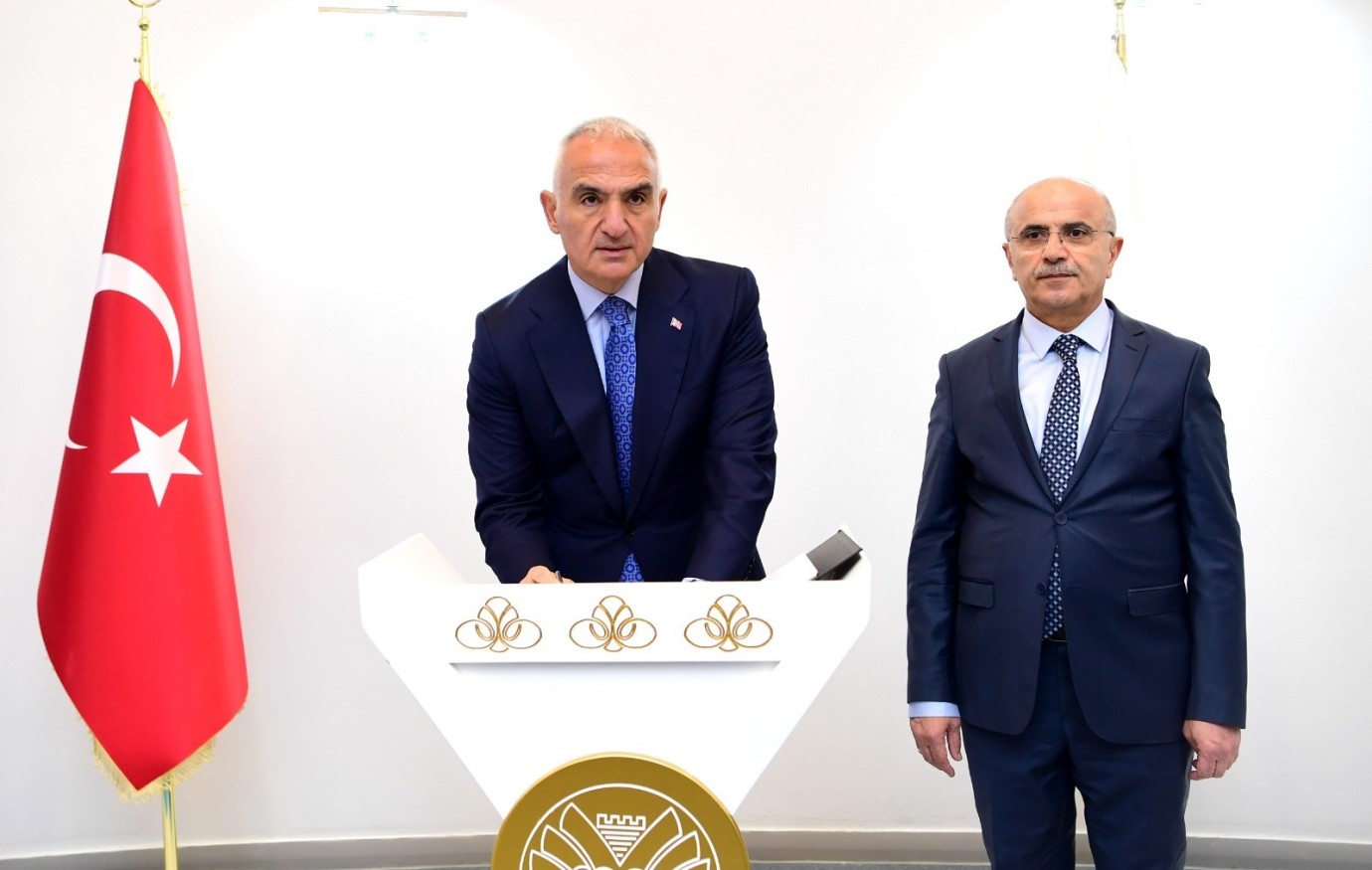 Kültür Ve Turizm Bakanı Ersoy Büyükşehir Binasında ki Kütüphane İnşaatını da İnceledi