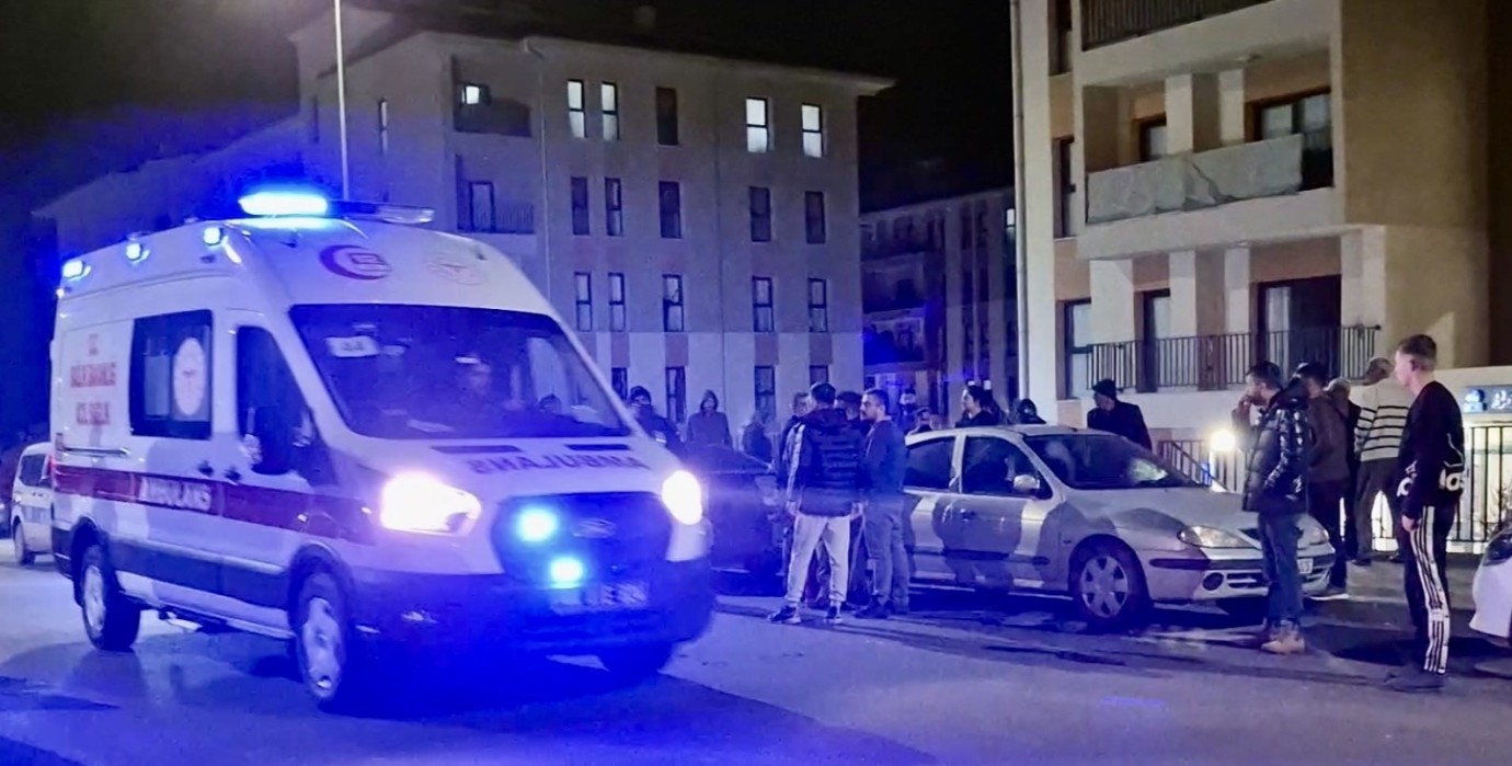 Genç Kız Balkondan Düşerek Ağır Yaralandı