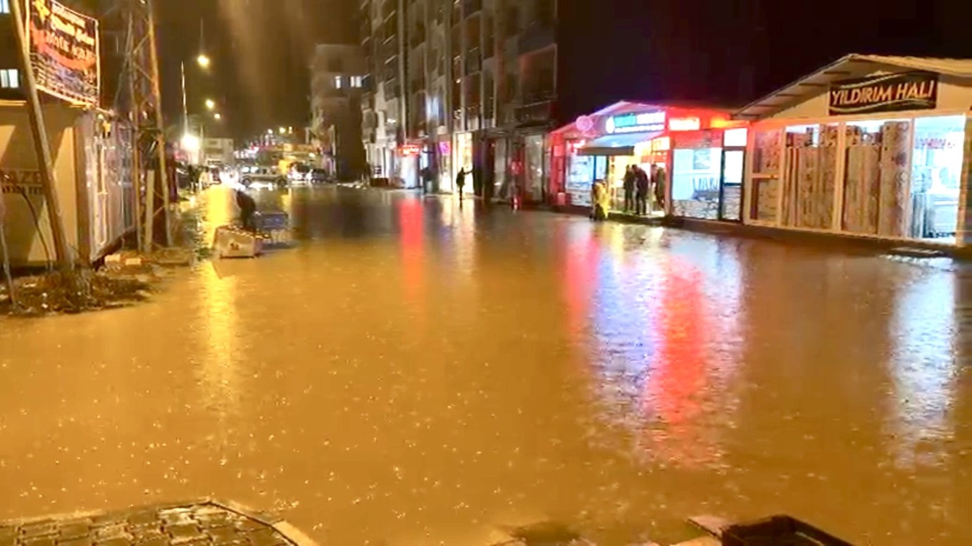 Malatya’da Sağanak Yağış Yolları Göle Çevirdi, Doğanşehir’de Dükkanları Su Bastı