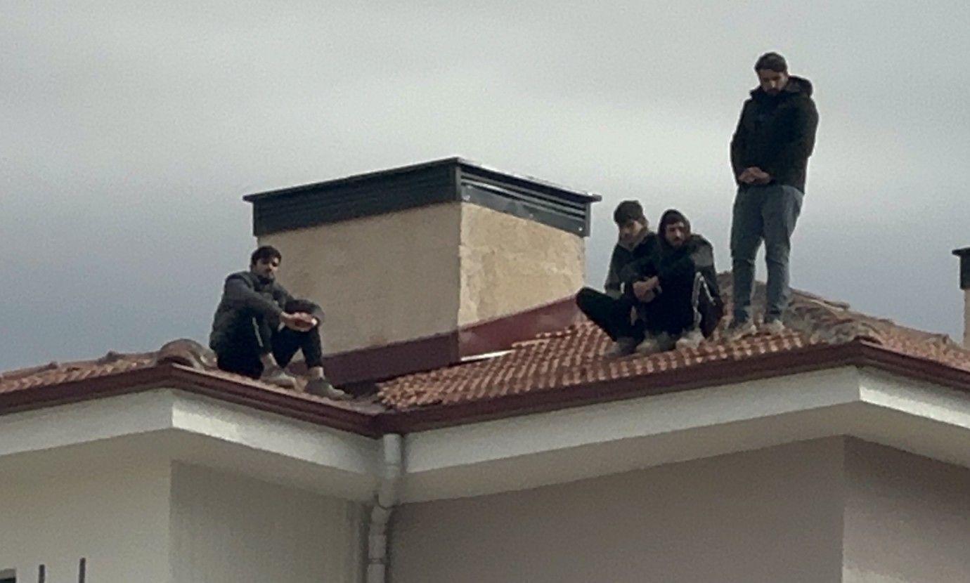 Paralarını Alamayan TOKİ İşçileri Çatıya Çıktı!