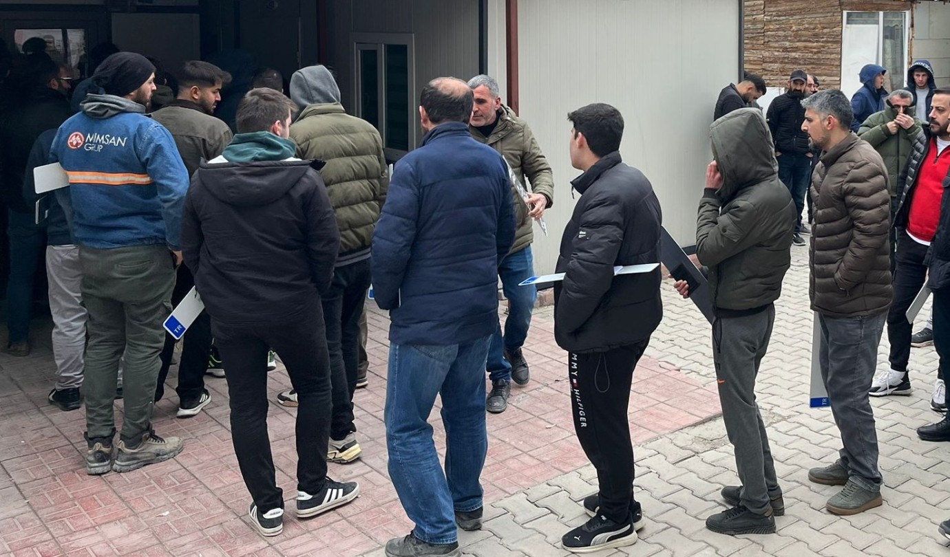  Sürücüler Standart Plaka İçin Kuyruğa Girdi