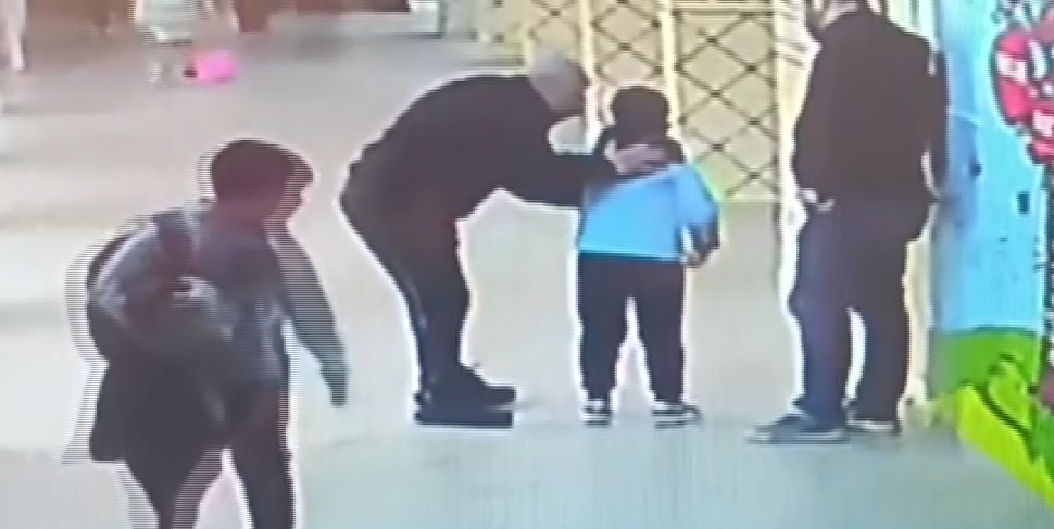 Öğretmenin Heimlich Manevrası Minik Öğrenciyi Hayata Bağladı!