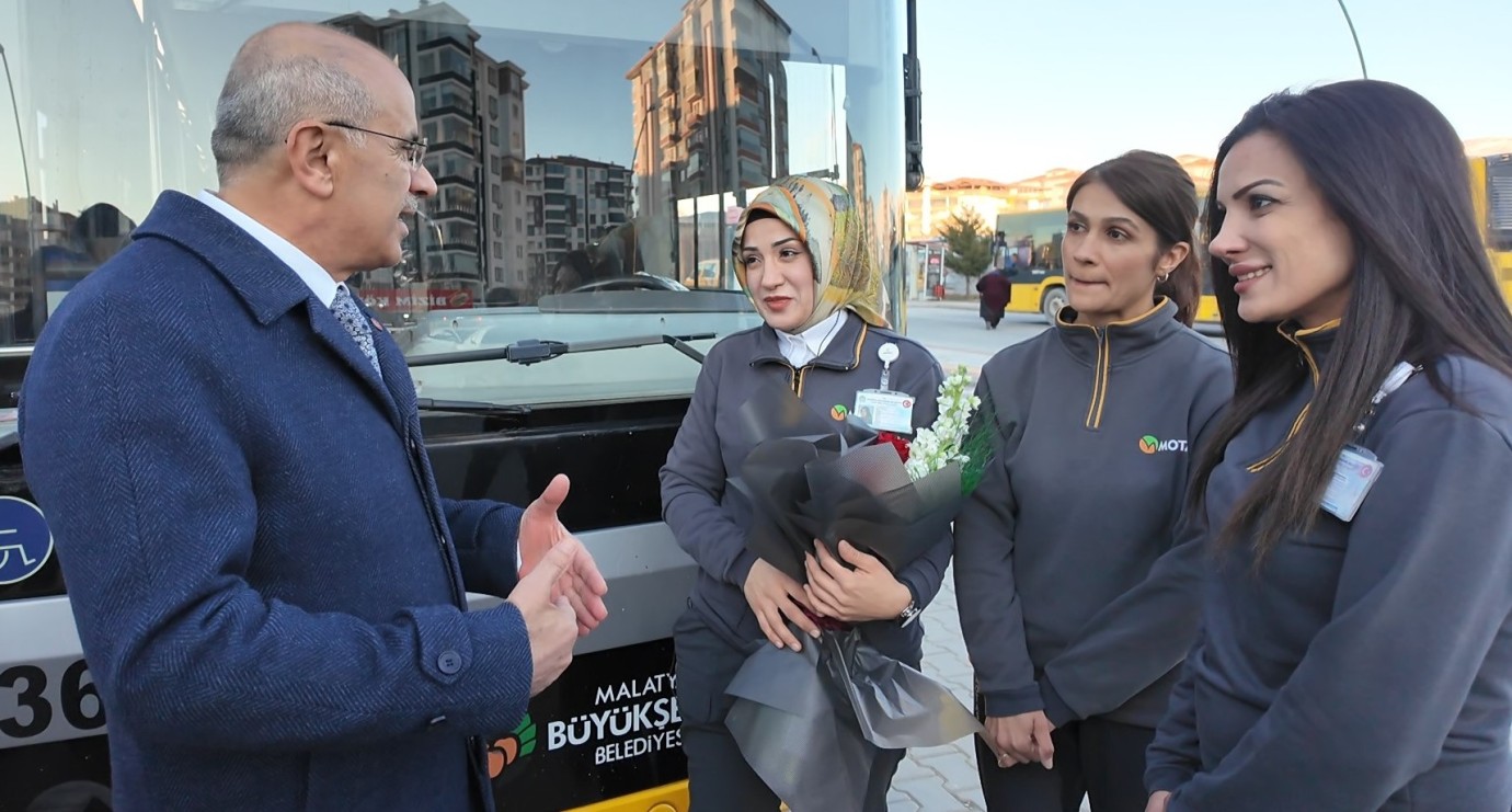 Başkan Er, 8 Mart Dünya Kadınlar Gününde Kadınlara Çiçek Takdim Etti