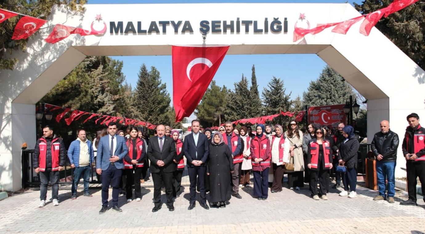 Çocuklardan Şehit Kabirlerine Anlamlı Ziyaret