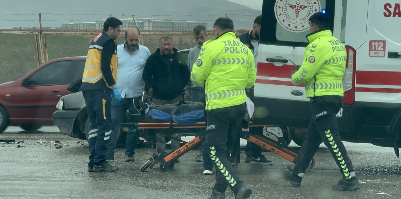 Kuzey Kuşak Yolu’nda İki Araç Çarpıştı 1 Kişi Yaralandı