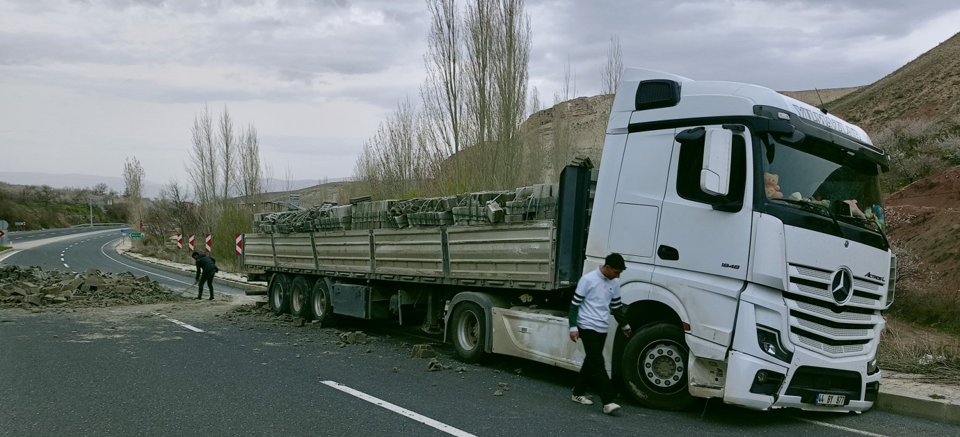 Sürücü Uyuyakalan Tır, Karşı Şeritte Yoldan Çıktı!