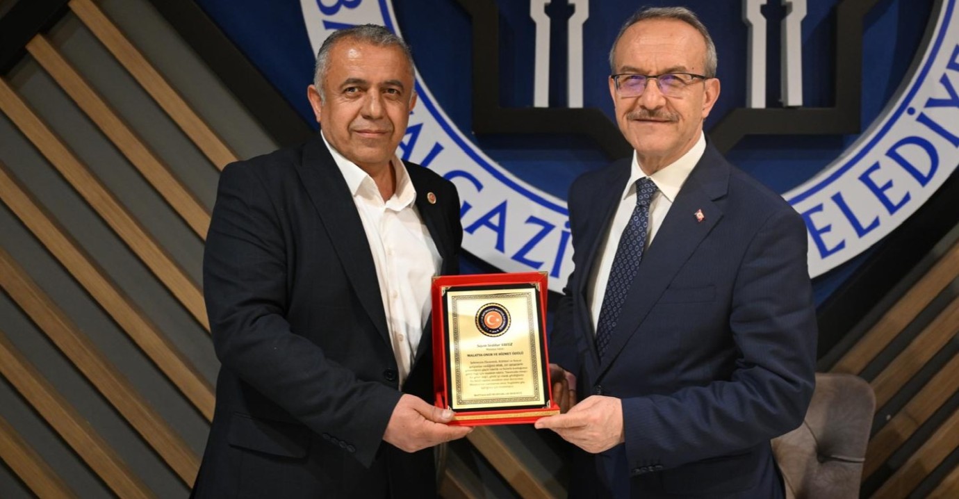 Vali Seddar Yavuz’a Muhtarlar “Asrın Valisi” Ödülünü Verdi