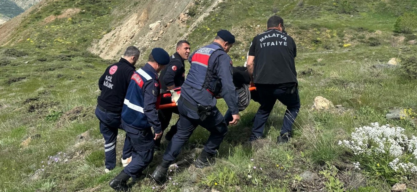 Pütürge’de Kayalıklarda Mahsur Kalan Yaşlı Kadın Kurtarıldı