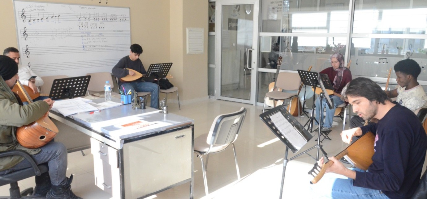 Büyükşehir’in Bağlama Kursu Afrika’dan Gelen Öğrenciye İlham Oldu