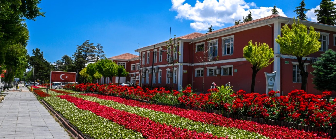 Malatya’da Parklar Ve Kavşaklar Çiçeklerle Süslendi 