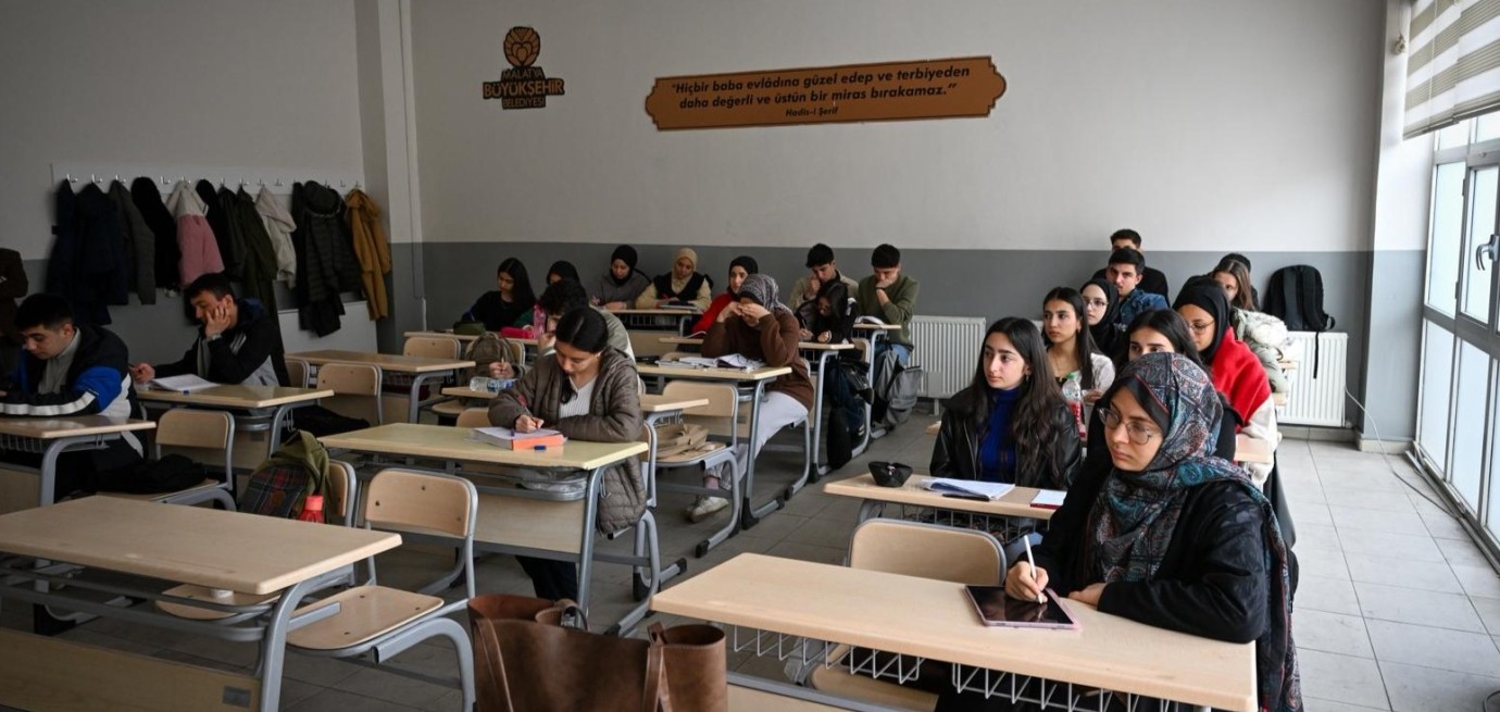 Büyükşehir Belediyesi 507 YKS Öğrencisini Sınava Hazırladı