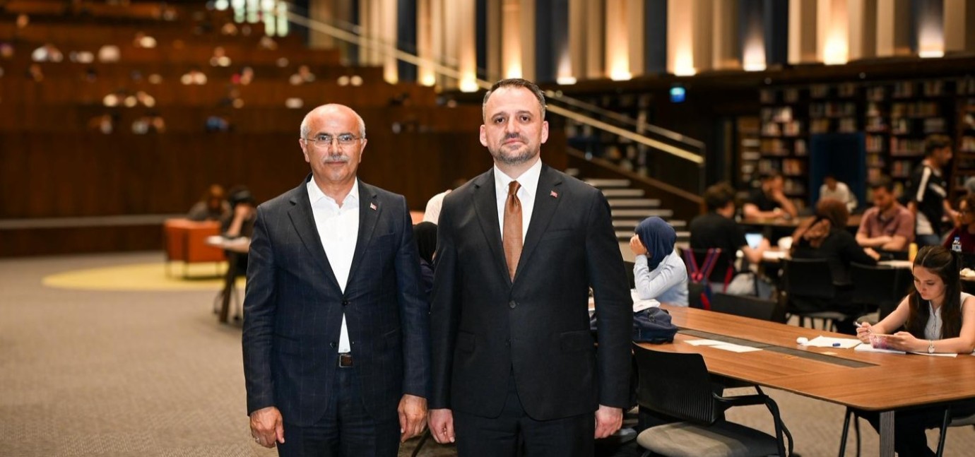 Bakan Yardımcısı Dr. Enes Eminoğlu Yeni Kütüphaneye Hayran Oldu