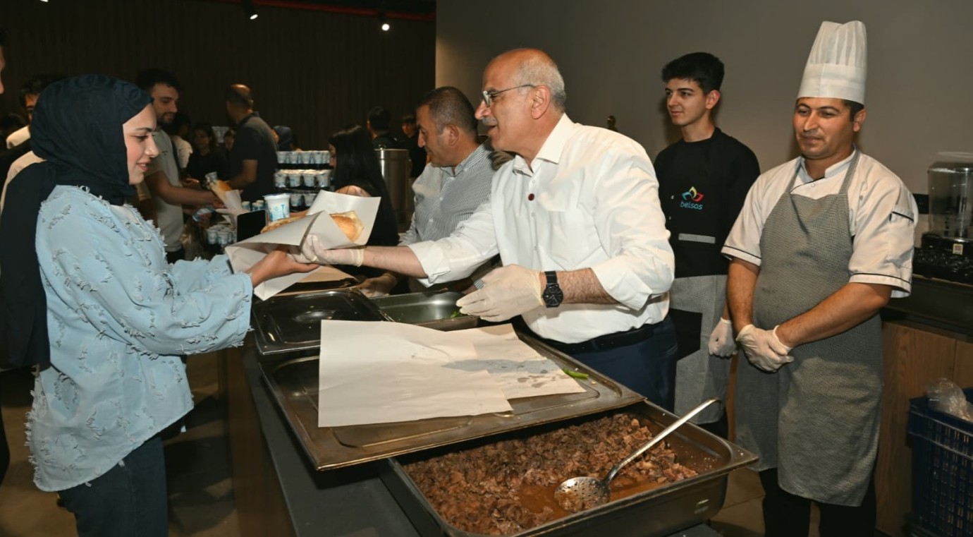 Sami Er, Öğrencilere Yemek Dağıttı