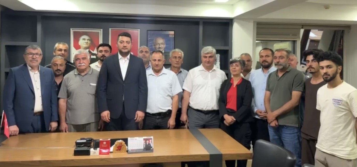 Malatya’da CHP’nin Yeni Yönetimi İl Binasını Gece Yarısı Teslim Aldı