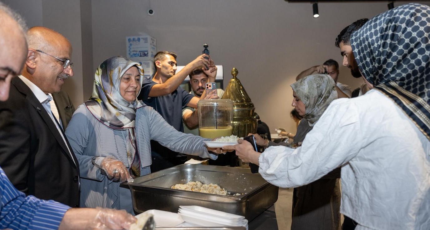 Şehir Kütüphanesi'nde Öğrencilere Yemek İkramı