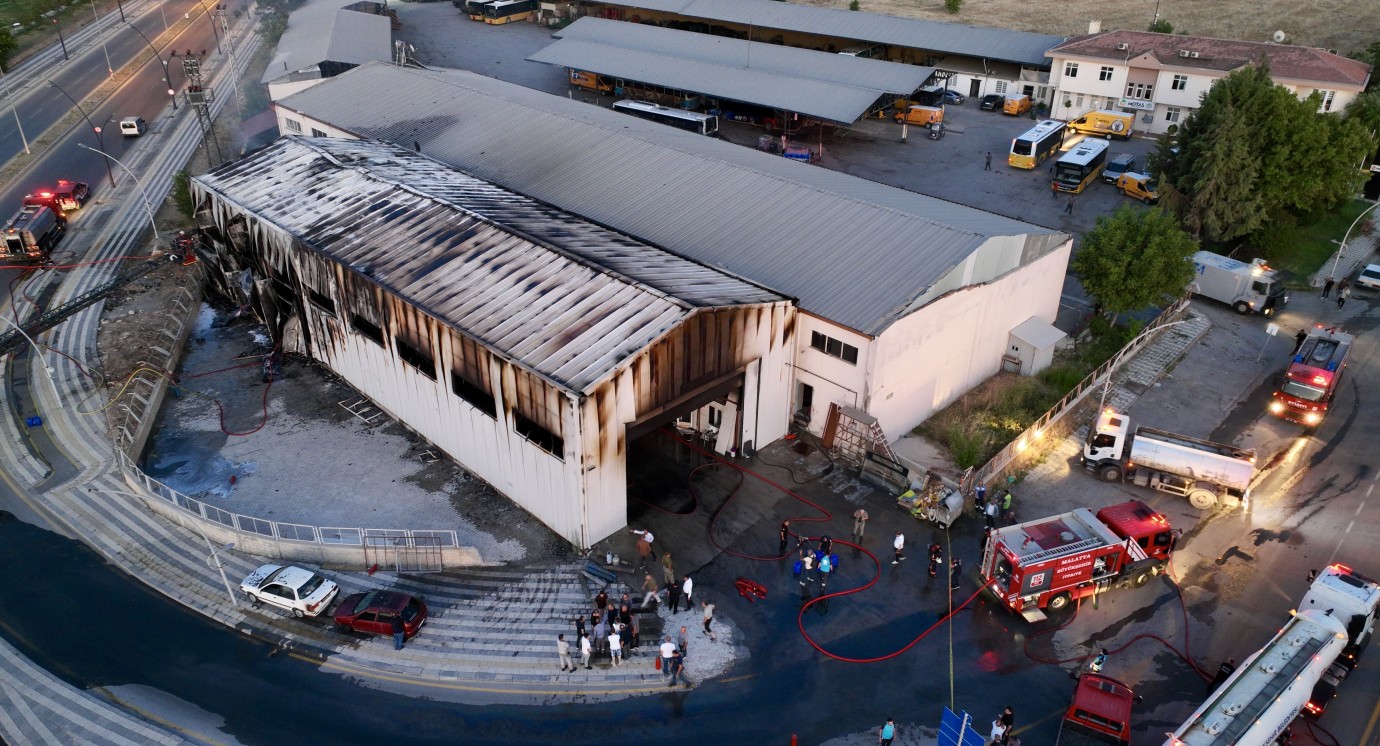MOTAŞ Bakım Atölyesinde Yangın: 3 Otobüs Kullanılamaz Hale Geldi