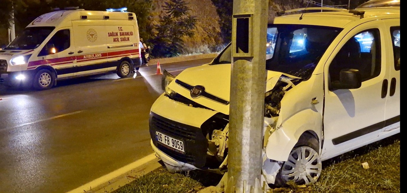 Hafif Ticari Araç Aydınlatma Direğine Çarptı: 2 Yaralı